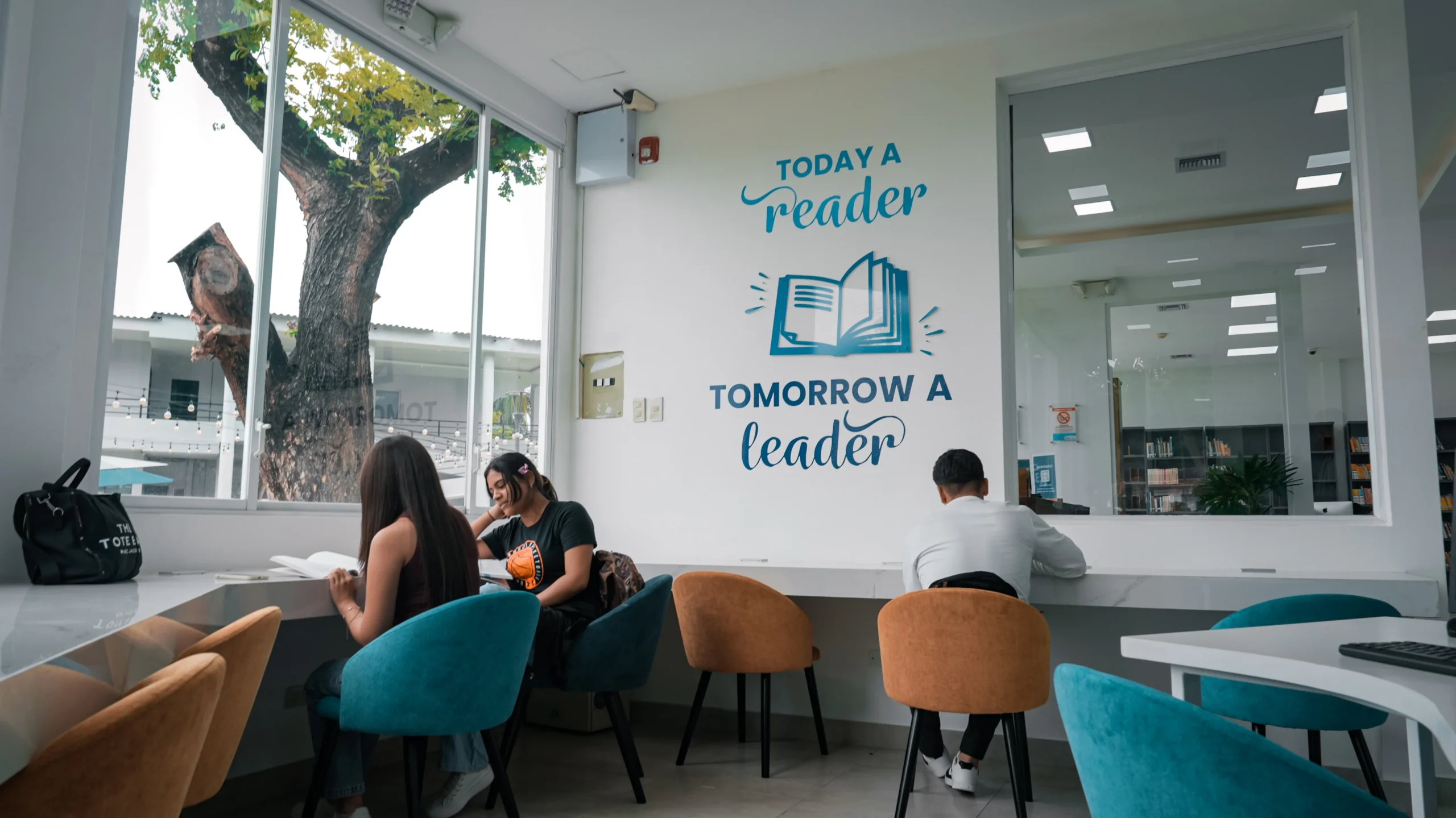 Estudiantes en la sala de estudio de la biblioteca de ECOTEC