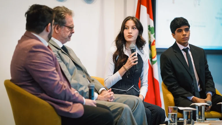 Conversatorio con estudiantes y docentes en el auditorio de ECOTEC
