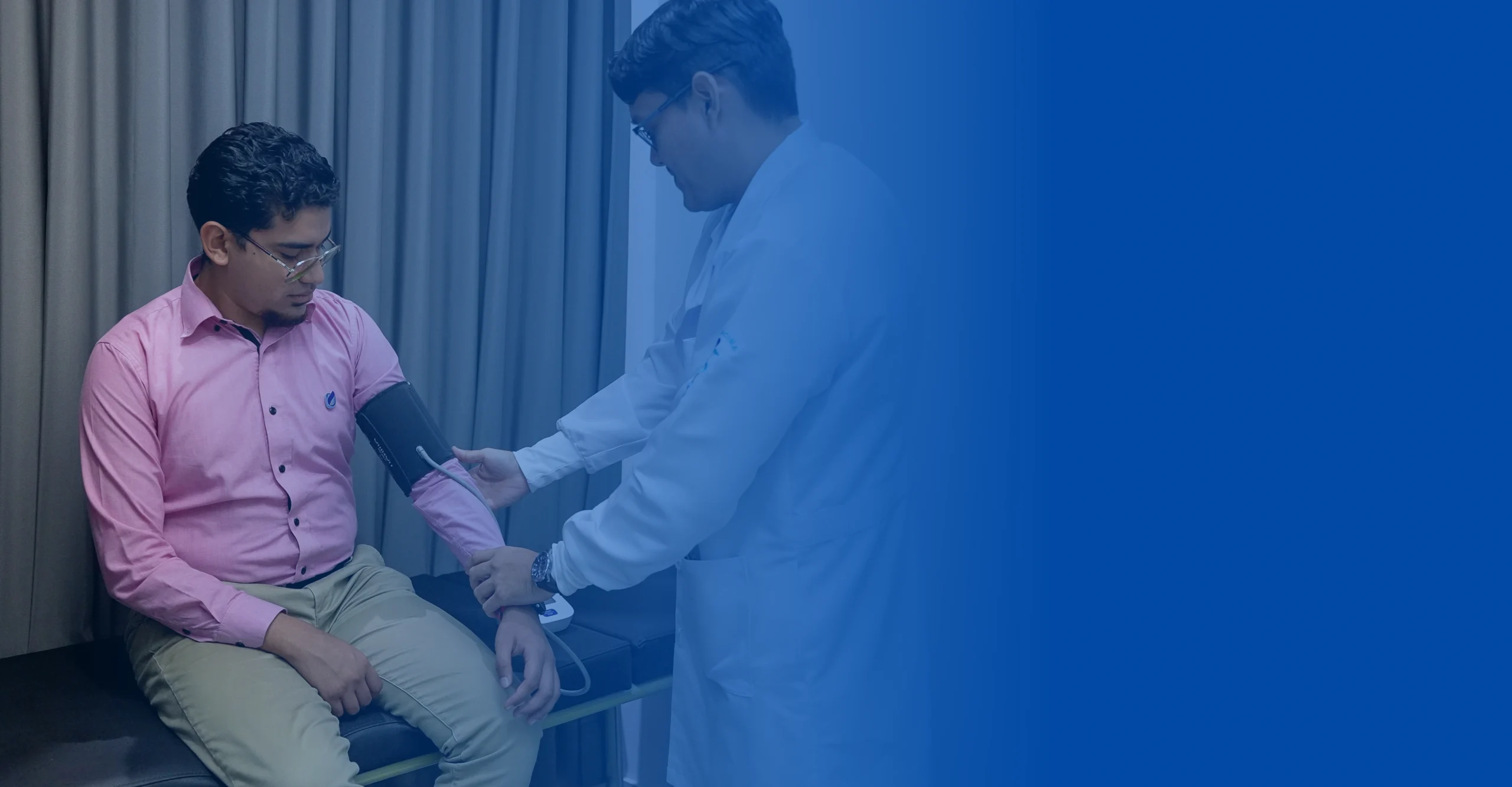 Médico toma la presión arterial a un estudiante en el consultorio del campus