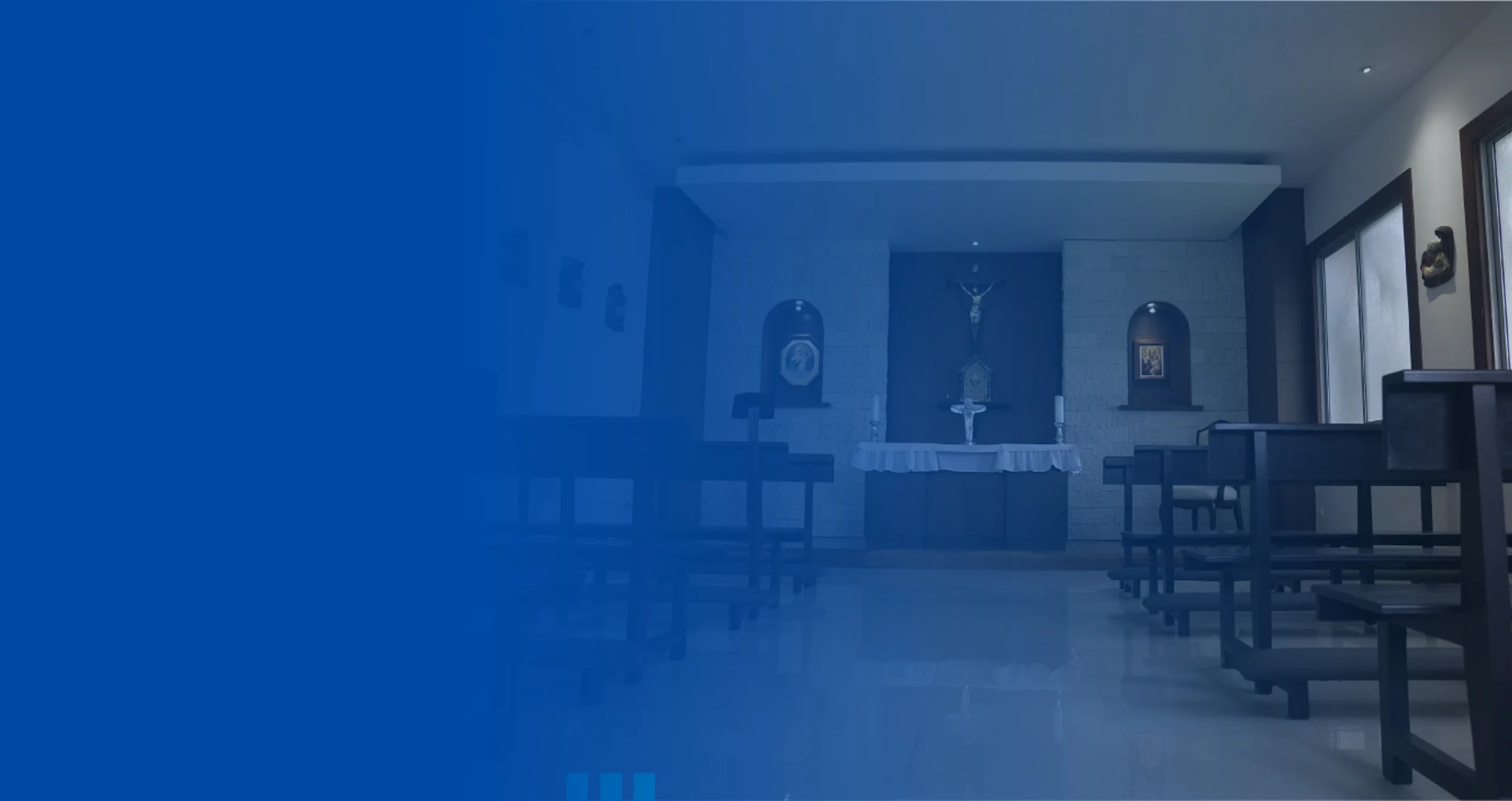 Espacio de oración con bancas y altar de la capellanía universitaria