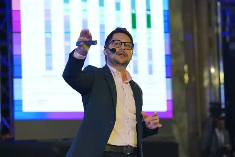 Ponente expone en el escenario de un evento de ECOTEC