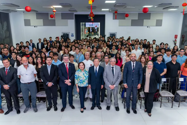 Conversatorio «Un encuentro con China» en la Universidad ECOTEC