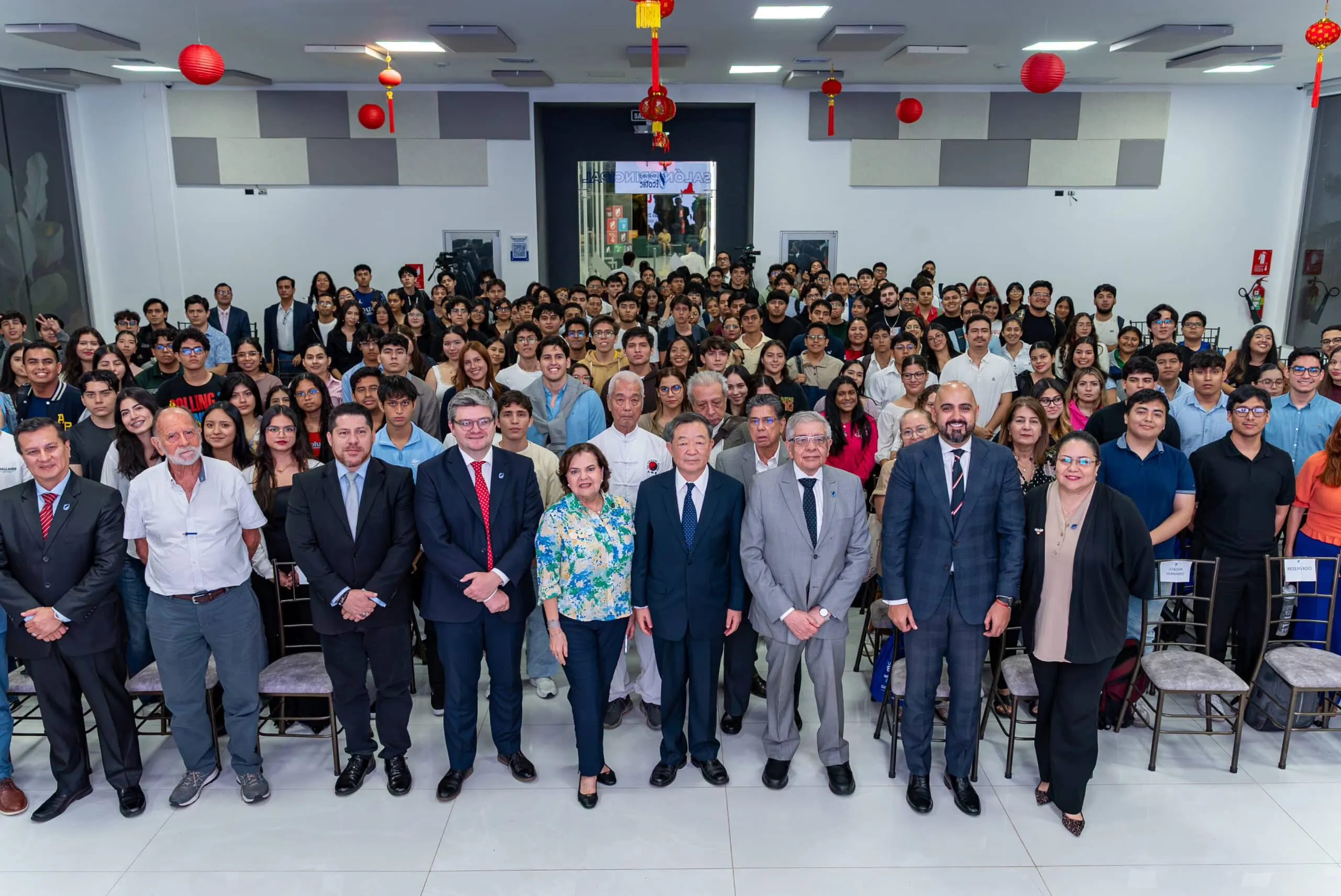 "Un encuentro con China" panel discussion at Universidad ECOTEC