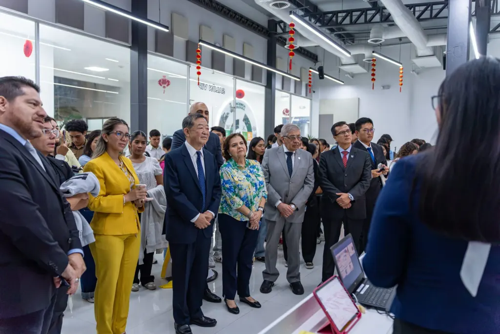 Meeting with the Consul of China at ECOTEC's Samborondón Campus