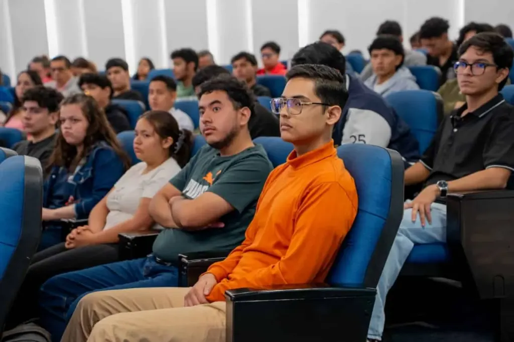 Fernandina Valdebenito at the lecture “From Challenge to Opportunity” at ECOTEC