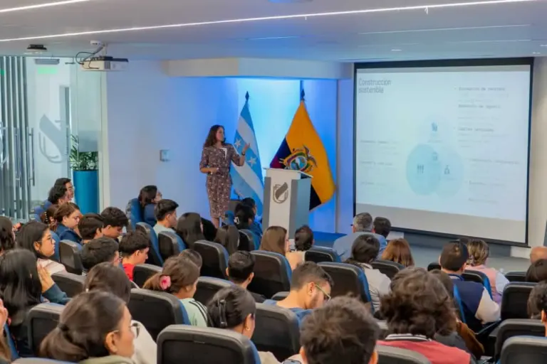 Conferencia sobre arquitectura sostenible en el Campus Guayaquil de ECOTEC
