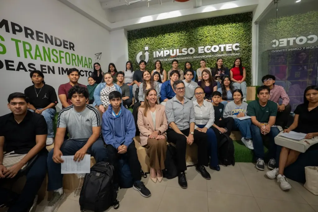 Caterina Costa de García en la charla «Liderazgo de la mujer empresarial» en ECOTEC