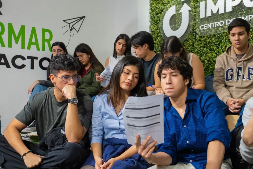 Asistentes a la charla sobre liderazgo de la mujer empresarial en ECOTEC