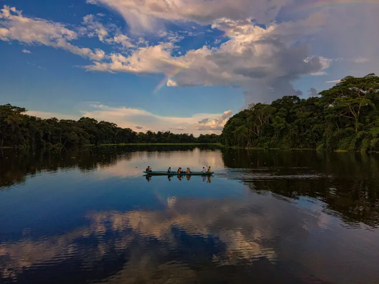 Laguna rodeada de selva en la Amazonía ecuatoriana