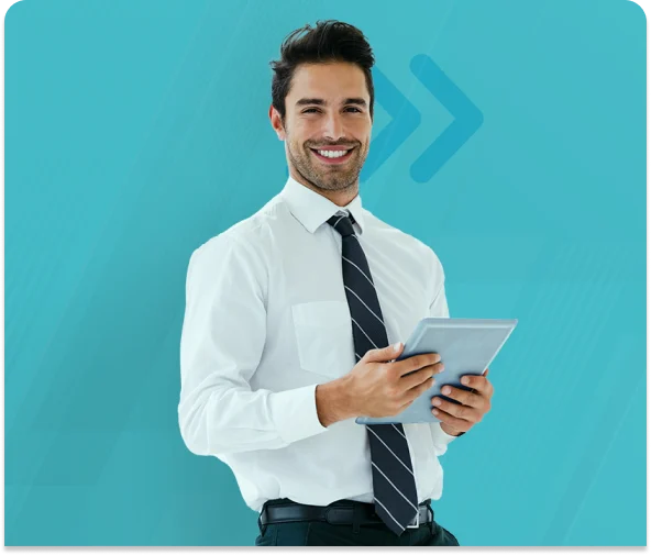Profesional sonriente con una tablet en la mano