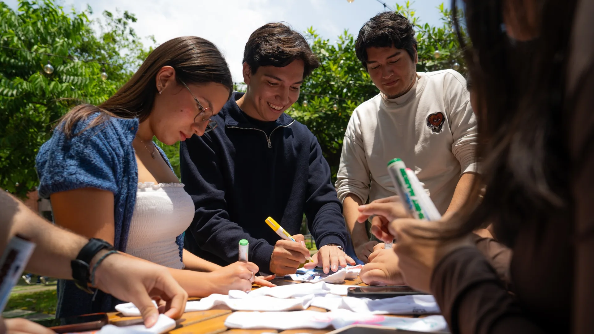 Músico toca la guitarra ante estudiantes en un evento del campus ECOTEC