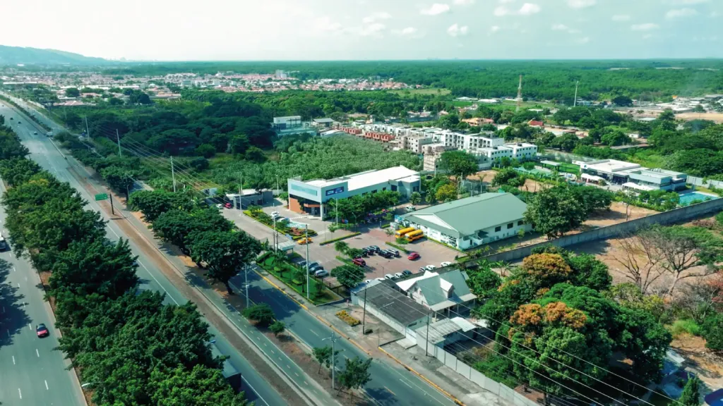 Vista aérea del campus La Costa de la Universidad ECOTEC, en el km 16.5 de la vía a la Costa, Guayaquil
