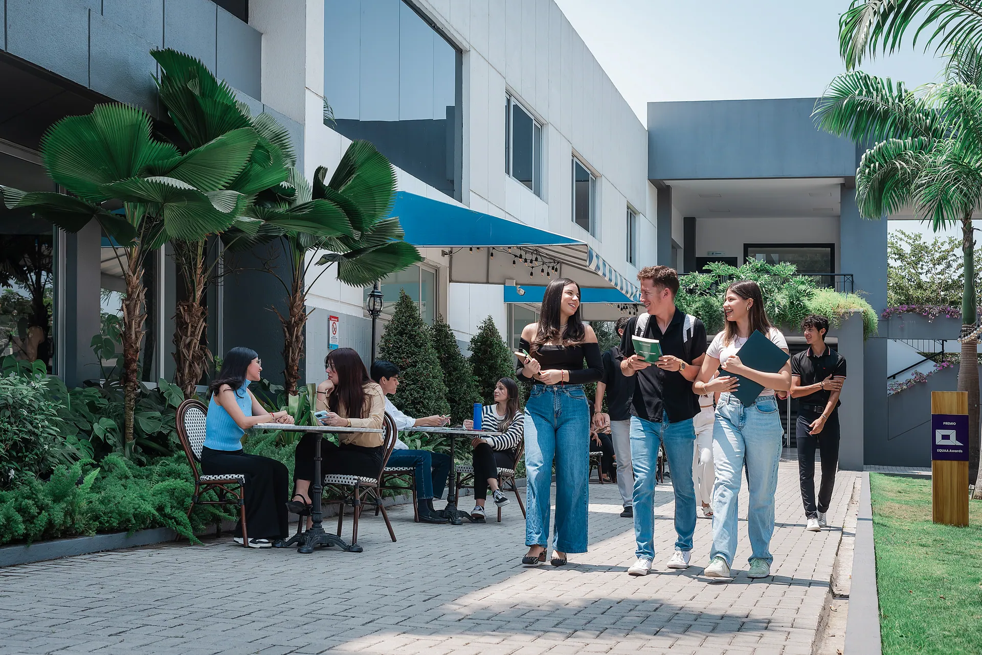 Estudiantes de ECOTEC caminan por un patio del campus