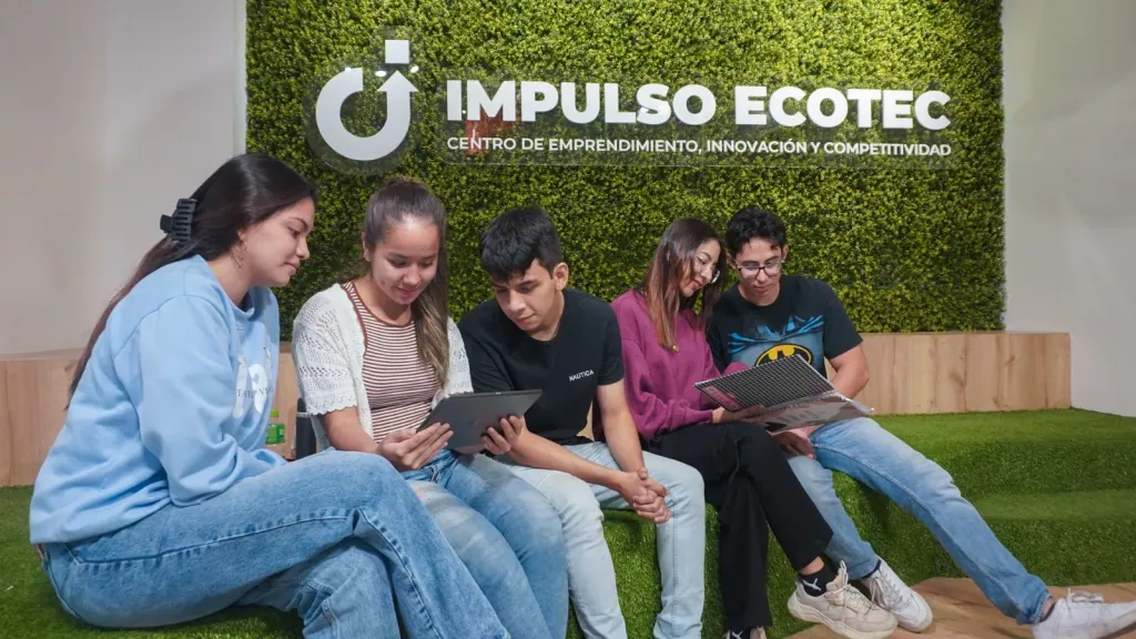 Estudiantes trabajando juntos en Impulso ECOTEC, centro de emprendimiento, innovación y competitividad