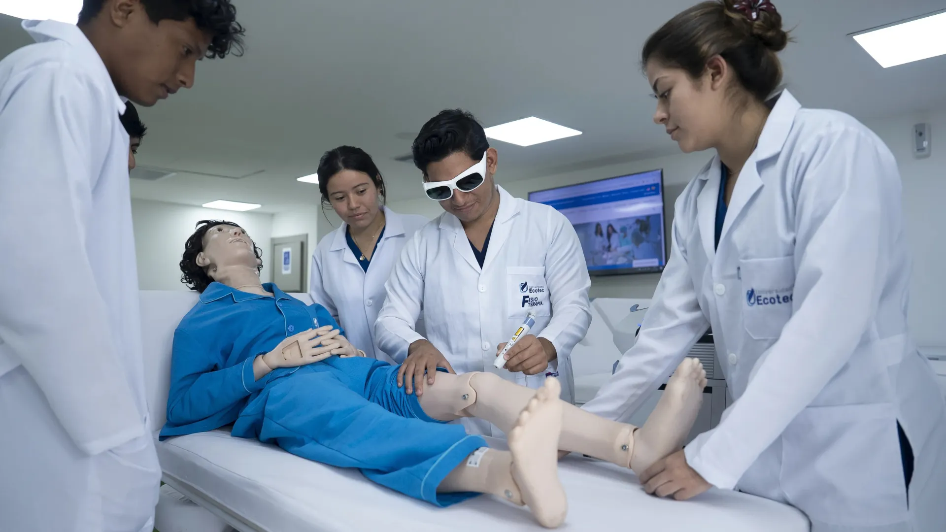 Estudiantes de Fisioterapia en la Universidad ECOTEC