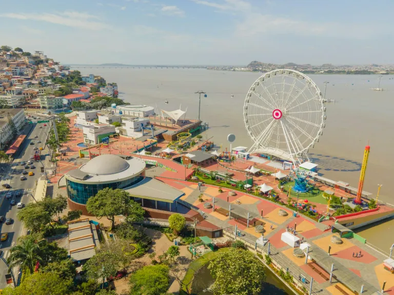 Malecón 2000 y el barrio Las Peñas junto al río Guayas, en Guayaquil