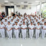 Estudiantes de Enfermería de ECOTEC con cofias y brazales tras la Ceremonia de la Luz