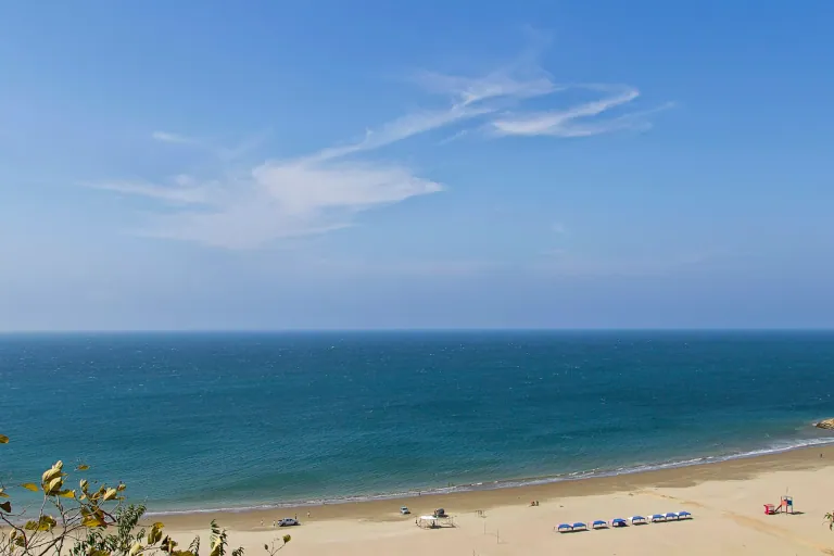 Playa de arena y mar en la costa de Manabí