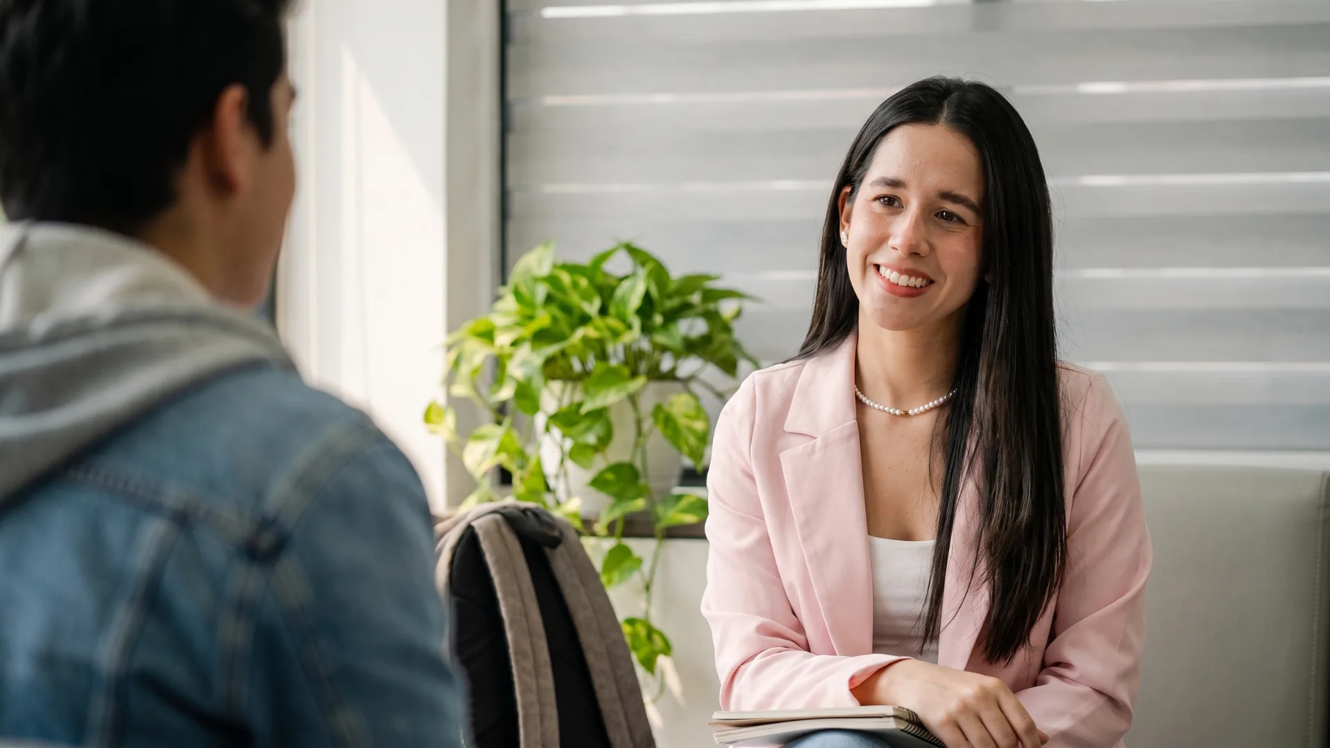 Psicóloga conversa con una estudiante durante una sesión de consejería