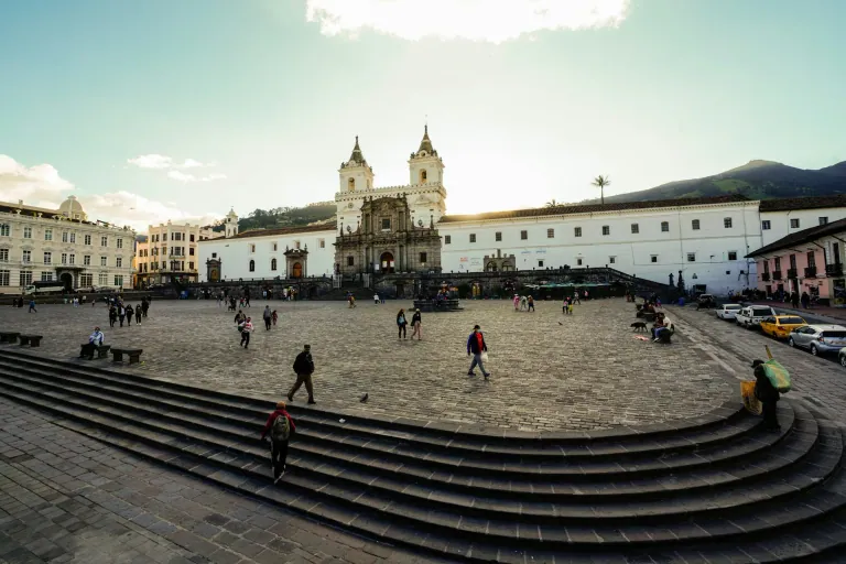 Plaza de San Francisco en el centro histórico de Quito