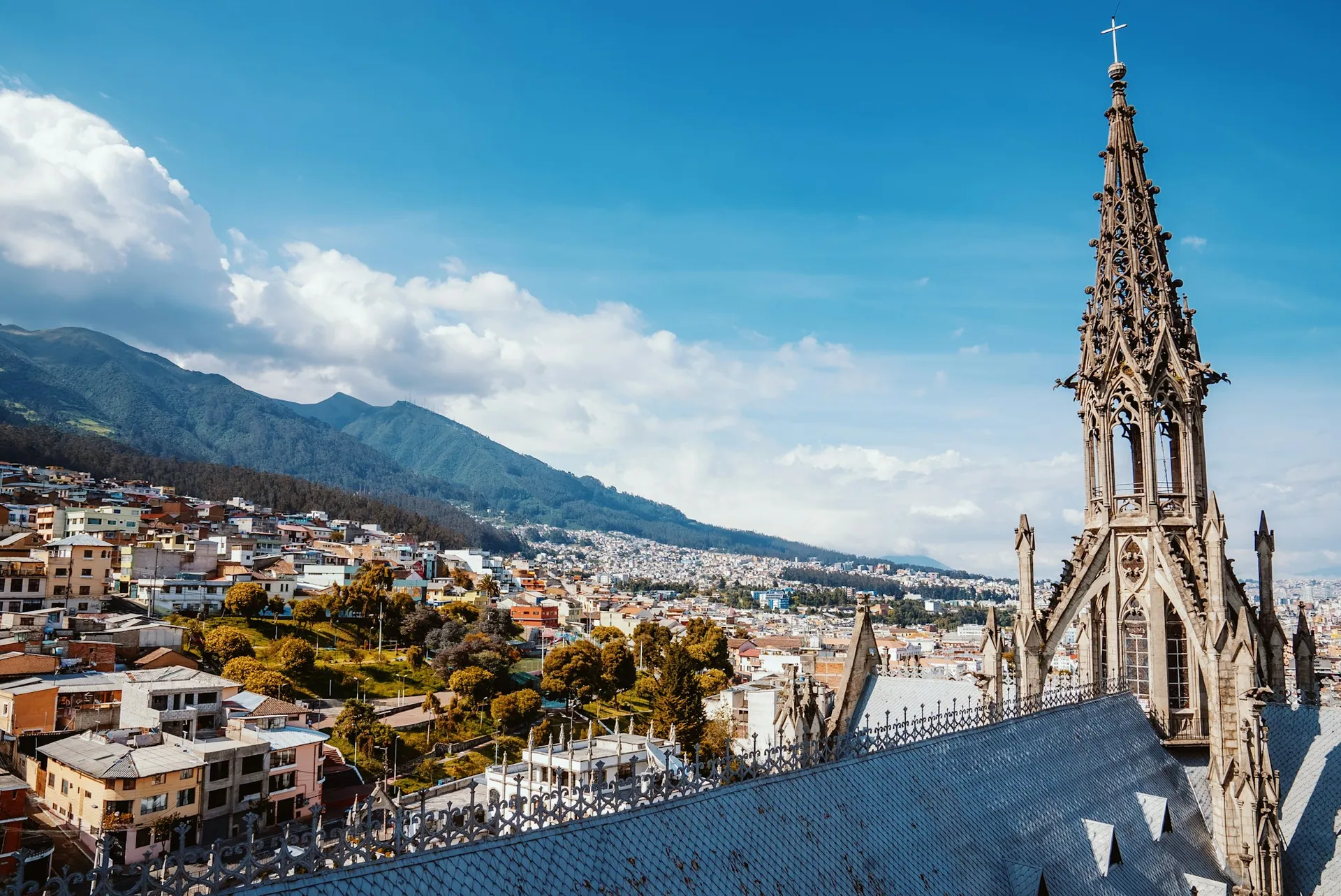 Vista de Quito y sus montañas desde la Basílica del Voto Nacional