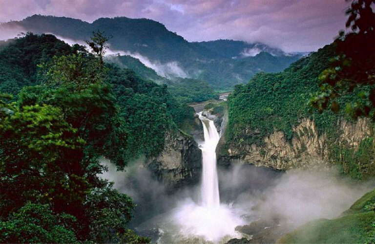 Cascada en la Amazonía ecuatoriana
