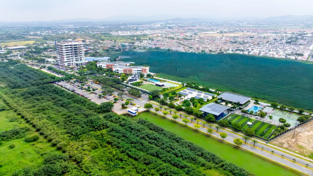 Vista aérea del ingreso al campus Samborondón de la Universidad ECOTEC
