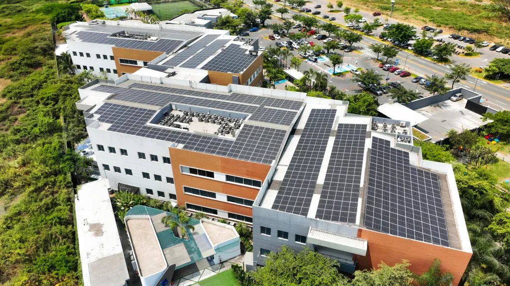 Vista aérea del campus de la Universidad ECOTEC con paneles solares en las cubiertas de sus edificios