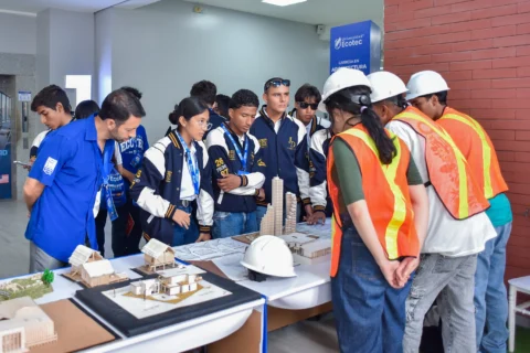 Durante nuestro Open House 2026, los estudiantes del Colegio Emaús @ueemaus.jbg exploraron distintos espacios del Campus Samborondón vinculados al aprendizaje, la creatividad y la vida universitaria. 💙
Un acercamiento diferente para conocer todo lo que puede formar parte de su etapa académica.
