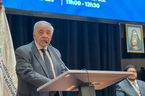 Nuestro rector de la Universidad ECOTEC, Joaquín Hernández Alvarado, PhD., participó en el Conversatorio en homenaje a Monseñor Julio Terán Dutari, S.J., desarrollado en la Pontificia Universidad Católica del Ecuador (PUCE), en Quito.
Durante este espacio, compartió como ponente junto a Monseñor René Coba, obispo de Ibarra, y el Dr. Nelson Reascos, docente de la PUCE, en un encuentro dedicado a reconocer la trayectoria y legado de Monseñor Julio Terán Dutari, S.J.
Desde ECOTEC, reafirmamos nuestro compromiso con el diálogo y la reflexión desde la academia.