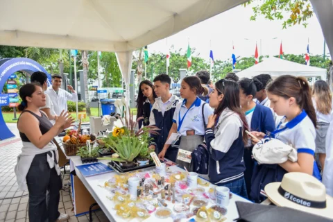 Hay experiencias que conectan intereses con nuevas oportunidades. ✨
Durante nuestro Open House, estudiantes de la Unidad Educativa Ecomundo Babahoyo @ecomundo_babahoyo conocieron laboratorios y distintos espacios académicos, acercándose al aprendizaje práctico y a la dinámica de la vida universitaria.
Cada momento suma una nueva perspectiva sobre lo que puede ser su futuro profesional.