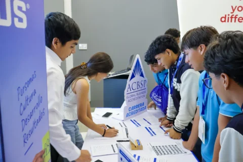 El Open House 2026 acercó a los estudiantes de la Unidad Educativa Santa Luisa de Marillac @uemarillac.jbg a una experiencia diferente en nuestro Campus Samborondón. 💙
Exploraron laboratorios, facultades y distintos ambientes de aprendizaje, conociendo de cerca cómo la práctica, la tecnología y la formación se integran en la vida universitaria.
Un encuentro para descubrir intereses y ampliar su visión estudiantil.