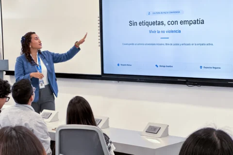 Pequeñas acciones pueden generar grandes cambios. 🤝
En conmemoración del Día Internacional de la No Violencia, Bienestar Estudiantil junto a la carrera de Psicología Clínica realizaron una actividad en Campus Guayaquil, donde nuestros estudiantes representaron situaciones cotidianas para reflexionar sobre cómo nuestras palabras y acciones pueden marcar la diferencia.
En ECOTEC, cada experiencia nos impulsa a construir espacios basados en el respeto y la empatía. 💙