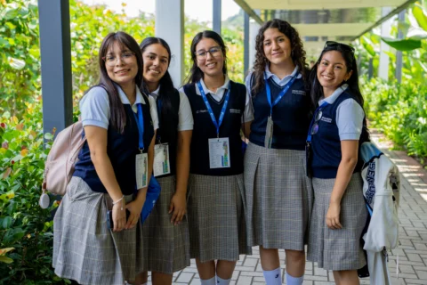 Cada recorrido abre la puerta a nuevas ideas y oportunidades. 🎓
En nuestro Open House 2026, recibimos a los estudiantes de la Unidad Educativa Jacarandá, quienes conocieron nuestras instalaciones, facultades y espacios pensados para acompañar su formación.
Una jornada para descubrir de cerca lo que significa vivir la experiencia universitaria en ECOTEC.