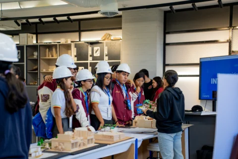 Acercarse a la universidad es descubrir todo un mundo de posibilidades. 🎓
En nuestro Open House 2026, recibimos a los estudiantes de la Unidad Educativa Isla Santay, quienes recorrieron nuestras instalaciones y conocieron las facultades, espacios y beneficios que ofrece ECOTEC.
Una jornada para vivir un primer acercamiento a la vida universitaria y pensar en los próximos pasos de su futuro.