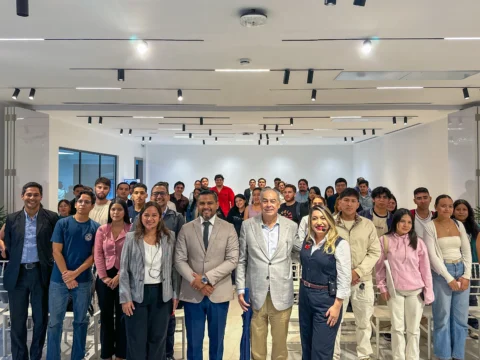 ✈️ En Campus Guayaquil presentamos el primer capítulo de Lecciones de Vuelo, una iniciativa de la Facultad de Ciencias Económicas y Empresariales de ECOTEC que conecta a los estudiantes con referentes de sus respectivos campos profesionales.
Iniciamos con Administración de Empresas y Contabilidad & Auditoría, junto a Erika Falquez, Ing., Socia de Auditoría en BDO, y Martha Suárez, Mgtr., Directora de Desarrollo Estratégico y CEO de Strategic Consulting, quienes compartieron experiencias y aprendizajes clave de sus trayectorias.
En ECOTEC, fortalecemos el vínculo entre la formación académica y la experiencia profesional.