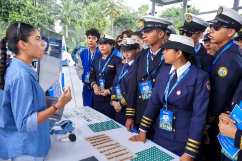 Cada experiencia nos acerca a nuevas oportunidades para el futuro. ✨
En nuestro primer día de Open House ECOTEC 2026 en Campus Guayaquil, recibimos a estudiantes de la Unidad Educativa Liceo Libanes, quienes recorrieron nuestras instalaciones y conocieron más sobre nuestras facultades, espacios y oportunidades académicas.
Una jornada para vivir de cerca la experiencia universitaria y explorar nuevas posibilidades para su futuro profesional. 🎓