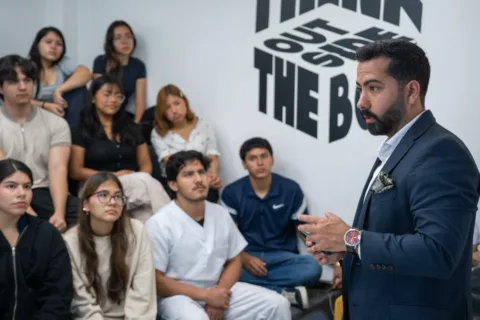 Cada experiencia suma nuevas perspectivas para llevar tus proyectos al siguiente nivel. 🚀
En Impulso ECOTEC, Fernando Altamirano, Alumni ECOTEC y Gerente de Centro INN, compartió su visión sobre el emprendimiento durante la charla “Visión Estratégica para Emprender”, un espacio para conectar conocimientos, experiencias y nuevas ideas.
Si eres Alumni ECOTEC o profesional, te invitamos a ser parte de los próximos encuentros de Impulso ECOTEC