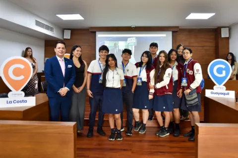 Cada visita es una oportunidad para descubrir nuevas posibilidades y proyectar el futuro. ✨
En el Open House 2026, estudiantes de la Unidad Educativa Bilingüe Boston recorrieron el Campus Guayaquil, exploraron sus espacios y conocieron más sobre las propuestas académicas disponibles.
Una experiencia que los acerca a la vida universitaria y les permite visualizar nuevas oportunidades para su futuro profesional.