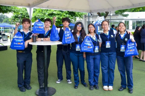 ✨ Nuevas experiencias, aprendizajes y oportunidades por descubrir.
Los estudiantes de la Unidad Educativa Bilingüe Ivesciencias participaron en nuestro Open House ECOTEC 2026 en Campus Guayaquil, donde exploraron diferentes áreas académicas y conocieron espacios diseñados para fortalecer el aprendizaje práctico y el desarrollo profesional.
Una jornada que les permitió acercarse a la vida universitaria y descubrir nuevas posibilidades para su futuro académico. 💙