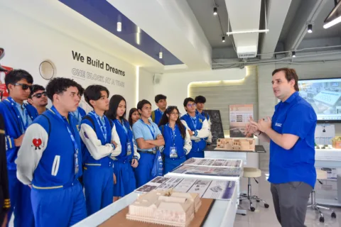 Cada visita es una oportunidad para descubrir nuevos caminos hacia el futuro. ✨
Como parte del Open House ECOTEC 2026, recibimos en nuestro Campus Guayaquil a los estudiantes de la Unidad Educativa Paul Rivet, quienes conocieron nuestros espacios y se acercaron a las distintas opciones académicas que ofrecemos.
Una experiencia para explorar nuevas posibilidades y empezar a imaginar su camino profesional. 🎓