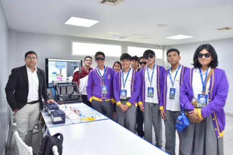 La Unidad Educativa Particular El Ateneo se sumó a nuestro Open House ECOTEC 2026 en Campus Guayaquil, compartiendo una jornada de descubrimiento y acercamiento a la vida universitaria.
Sus estudiantes conocieron las diferentes áreas de formación que ofrece nuestra universidad, explorando espacios y propuestas que les permitieron visualizar las oportunidades que tienen para construir su futuro profesional. ✨