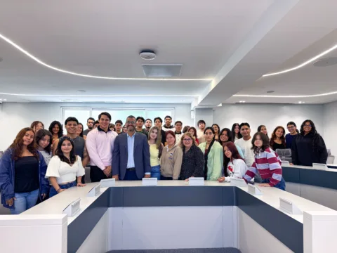 Comunicar estratégicamente también significa construir confianza en el entorno digital. 💻
Durante la Masterclass “Reputación Digital: Comunicación, Imagen y Confianza”, dictada por Carlos Ibáñez Arosemena, Mgtr., los participantes profundizaron en la importancia de la comunicación estratégica y la gestión de la imagen en los entornos digitales.
Desde ECOTEC, impulsamos espacios académicos que fortalecen los conocimientos y preparan a los estudiantes para los desafíos actuales de la comunicación.