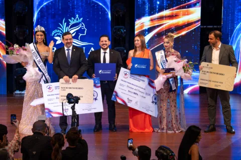 ✨ ECOTEC fue parte de la ceremonia de premiación de Reina del Guayas 2026.
Durante la gala, Edgar Salas Luzuriaga, Ph. D., Director de ECOTEC Online, hizo entrega del premio institucional a la ganadora del certamen.
¡Felicitaciones a la nueva Reina del Guayas!